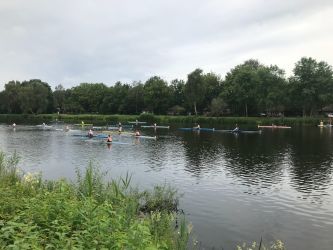 jeugdroeiers in skiff