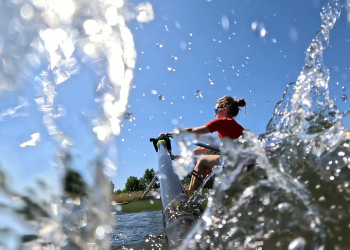waterspatters bij een roeiboot